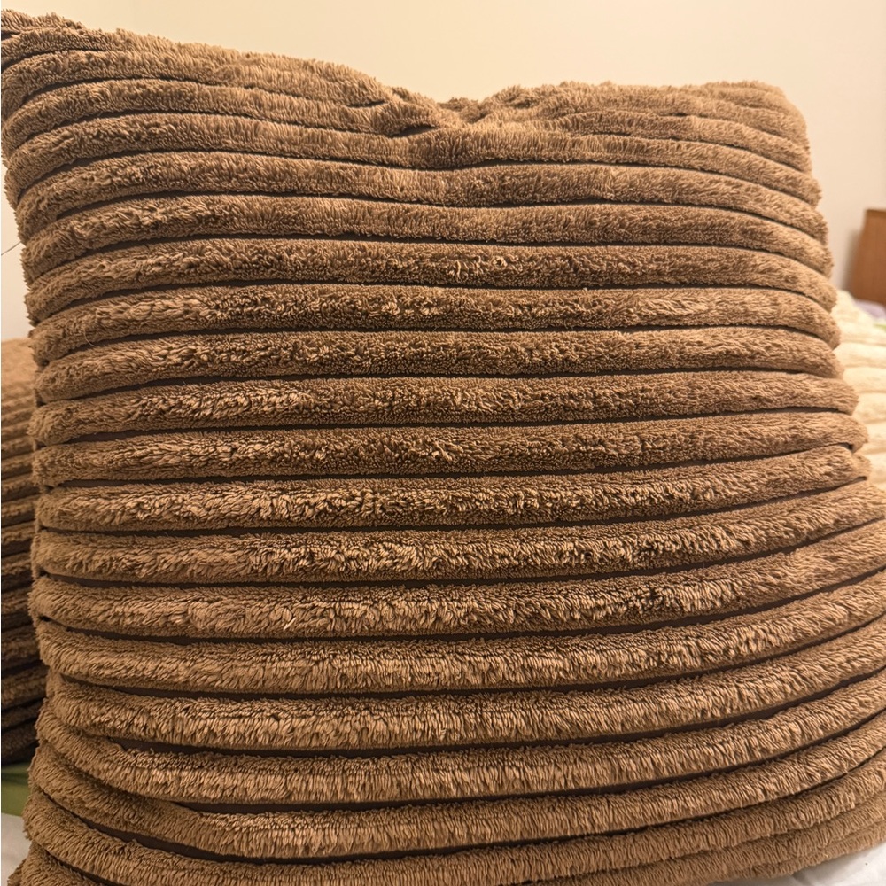 Cozy Ribbed Throw Pillow in Warm Brown